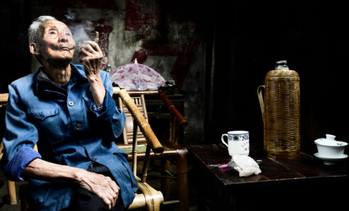 Contement Content pipe smoking elderly gentleman, Chengdu teahouse, China